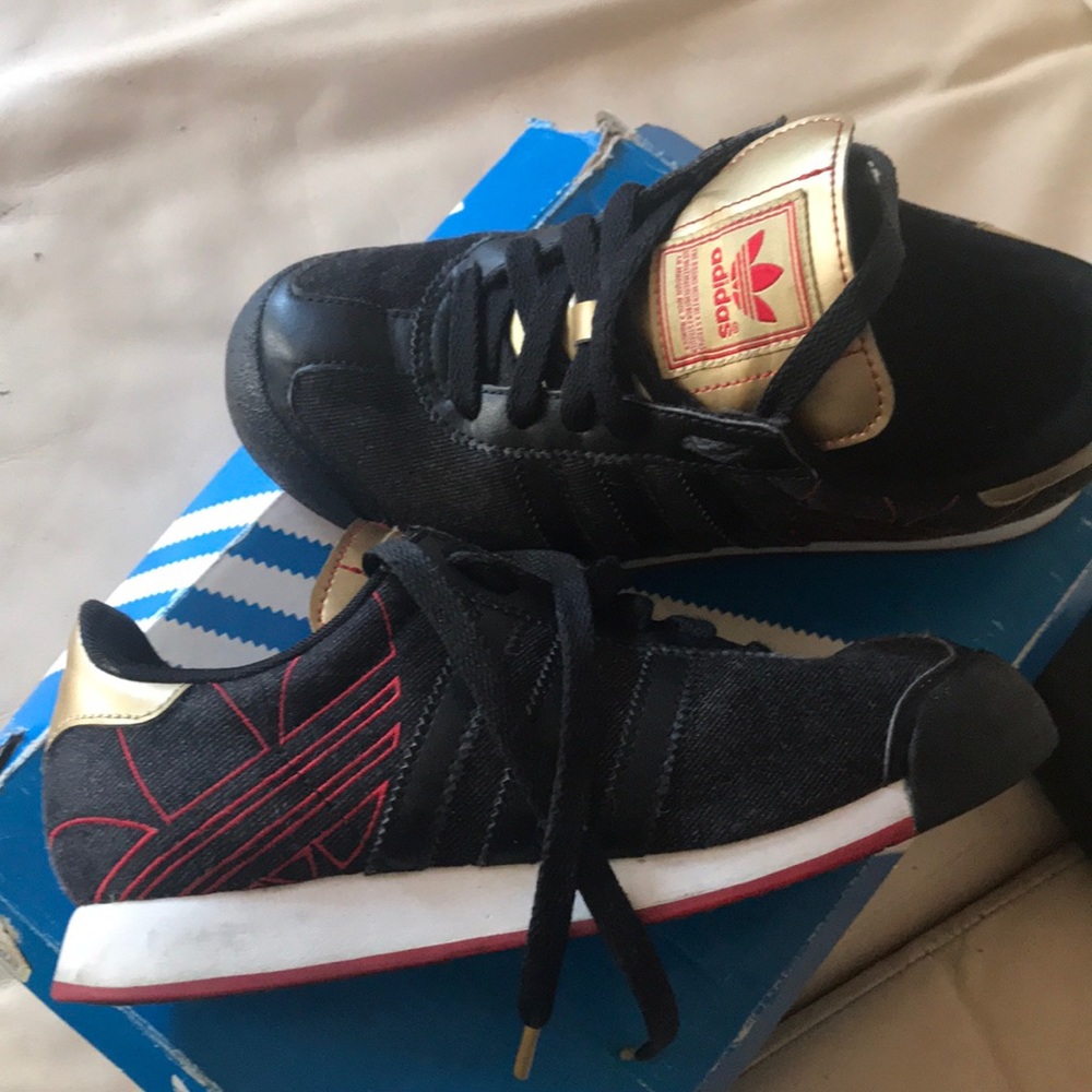 Adidas Shoes Boys Size 4 Women’s Size 6 Nice